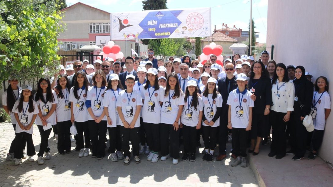 Kaymakamımız Sn. Ahmet Murat TÜRBE, ilçemiz  Fevzi Tokat Ortaokulu'nda öğrenciler tarafından hazırlanan TÜBİTAK-4006 Bilim Fuarı'na katıldı.